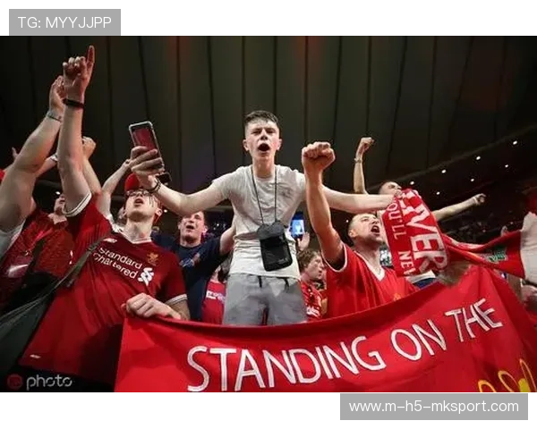 球迷狂热,现场气氛火爆!,球迷疯狂庆祝照片