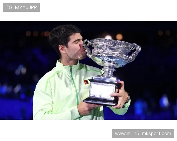 阿尔卡拉斯澳网捧杯，达成全满贯最年轻录